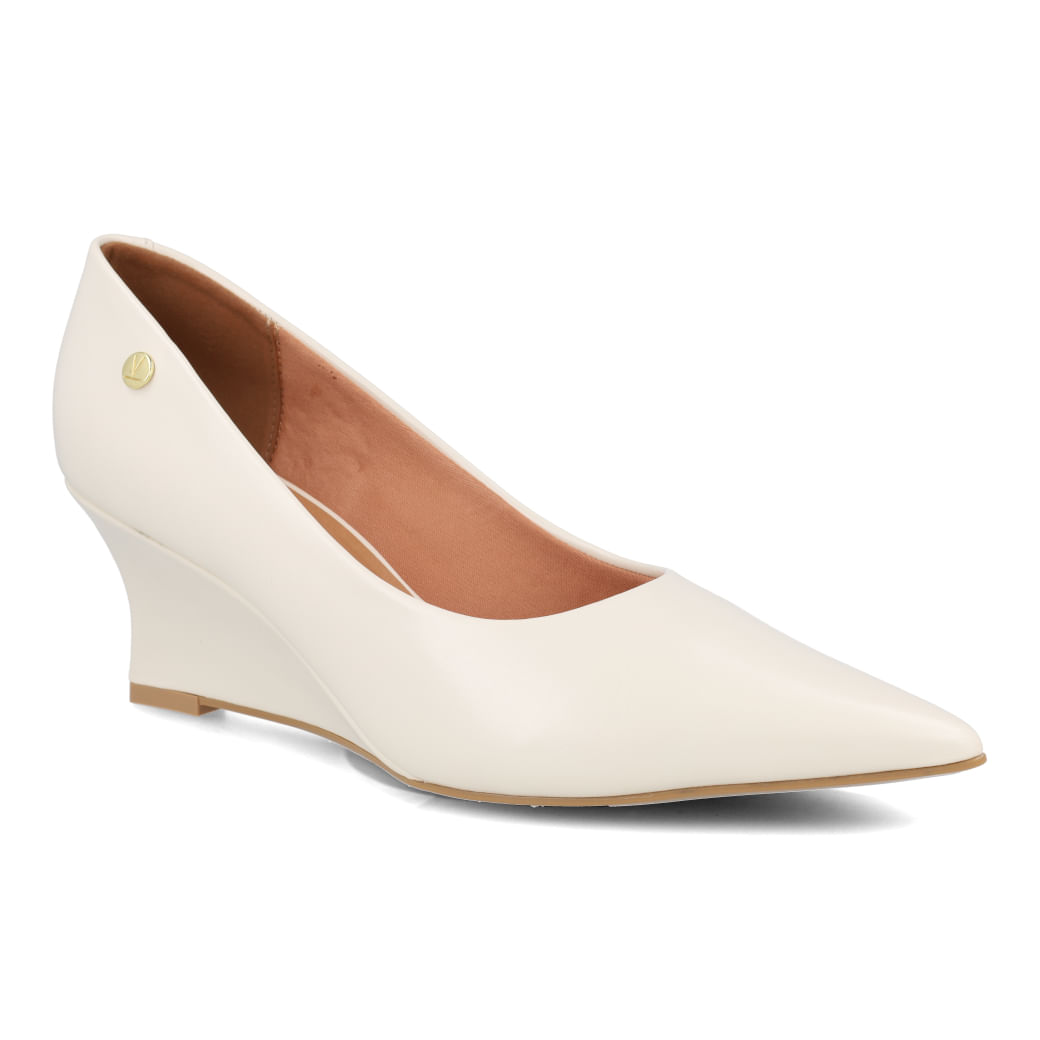Vista lateral do scarpin feminino branco off Vizzano com detalhe em metal dourado